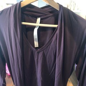 🧘🏼‍♀️ Lululemon deep stretch long sleeve top. 6